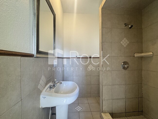Foto del edificio - 114-116 SW 23rd St Duplex