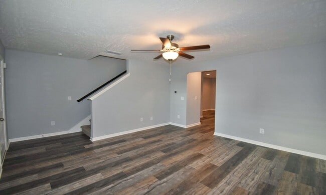 Building Photo - Lovely 2BR/2.5BA townhome by MTSU!