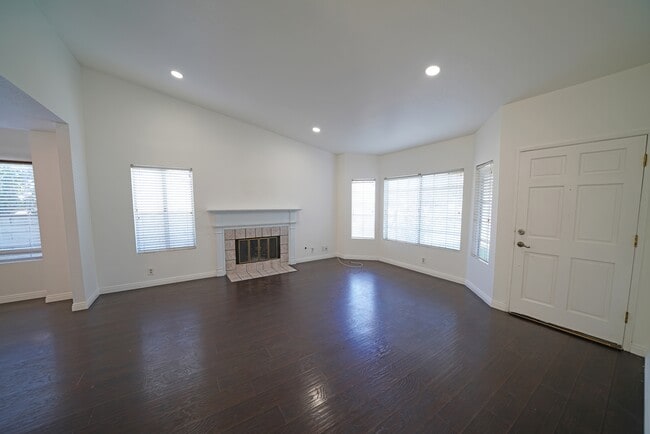 Foto del edificio - 27767 Crookshank Dr