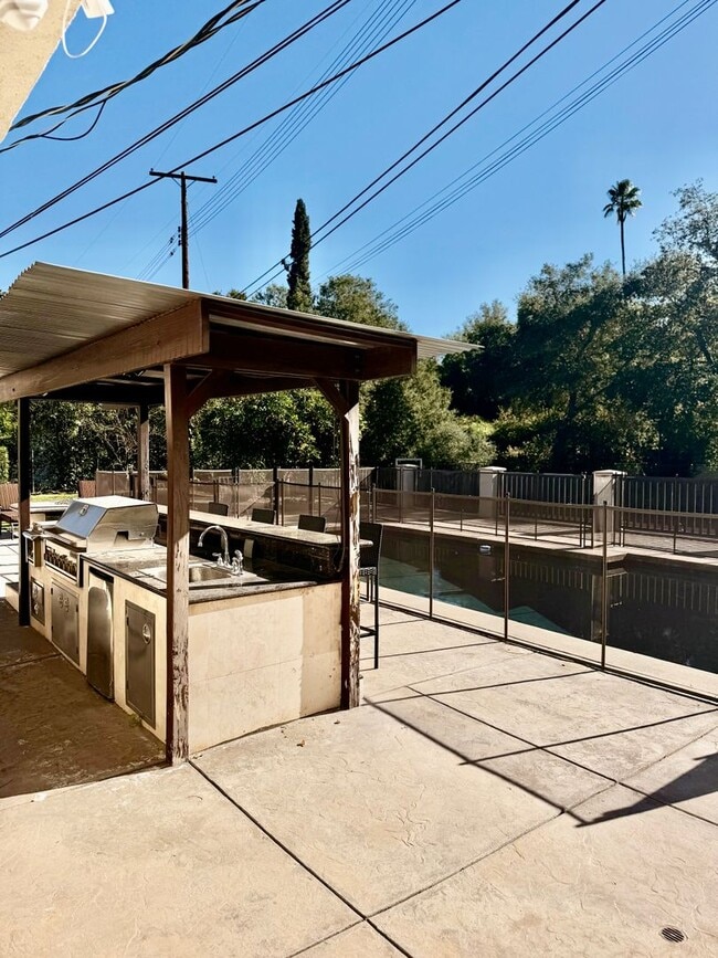 Building Photo - Gorgeous Tarzana Home