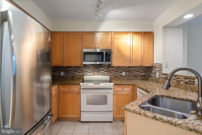 Building Photo - 3101 N Hampton Dr