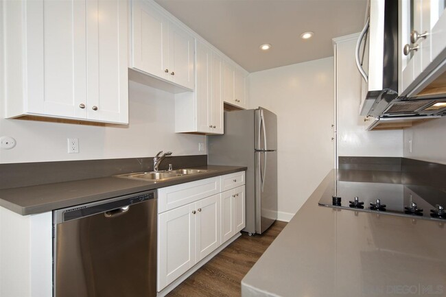 Building Photo - 8571 Villa La Jolla Dr