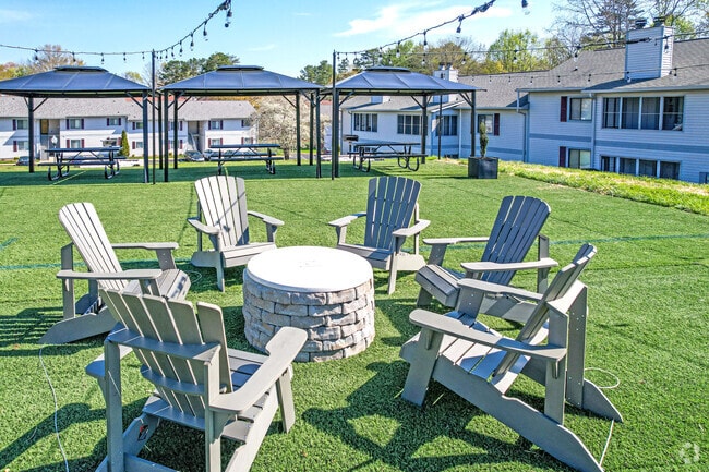 Building Photo - Hickory Trace Village Apartments