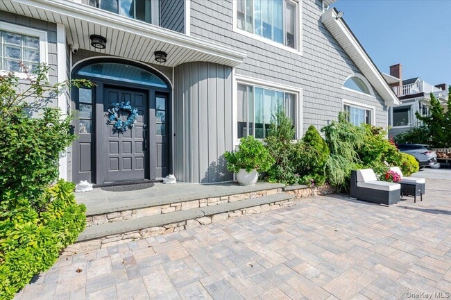 Building Photo - 94 Heron St