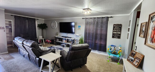Foto del edificio - 2203 Meadowlark Ln