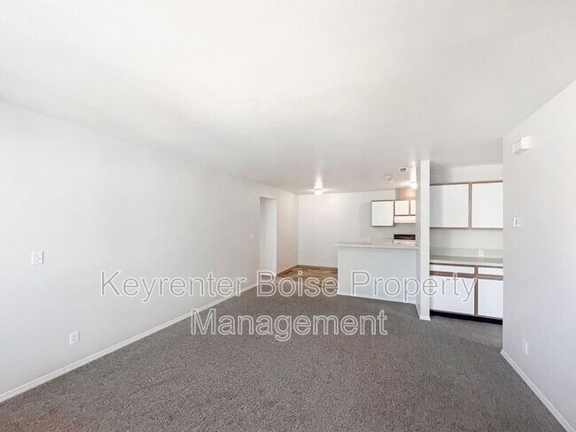 Building Photo - 6799 W Overland Rd