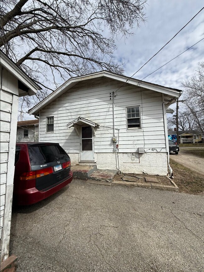 Building Photo - 821 N Oakland Ave