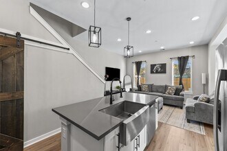 Building Photo - 6704 Parker Grv Ln