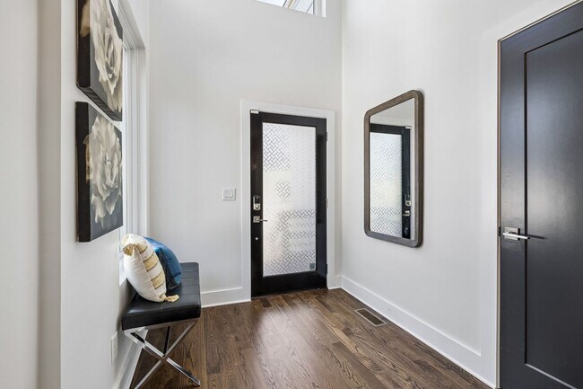Foto del edificio - Secret Oasis in East Nashville - FOR LEASE