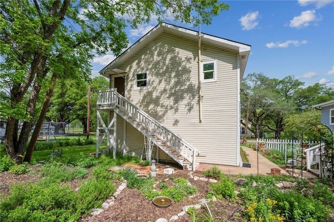 Building Photo - 400 Robertson St