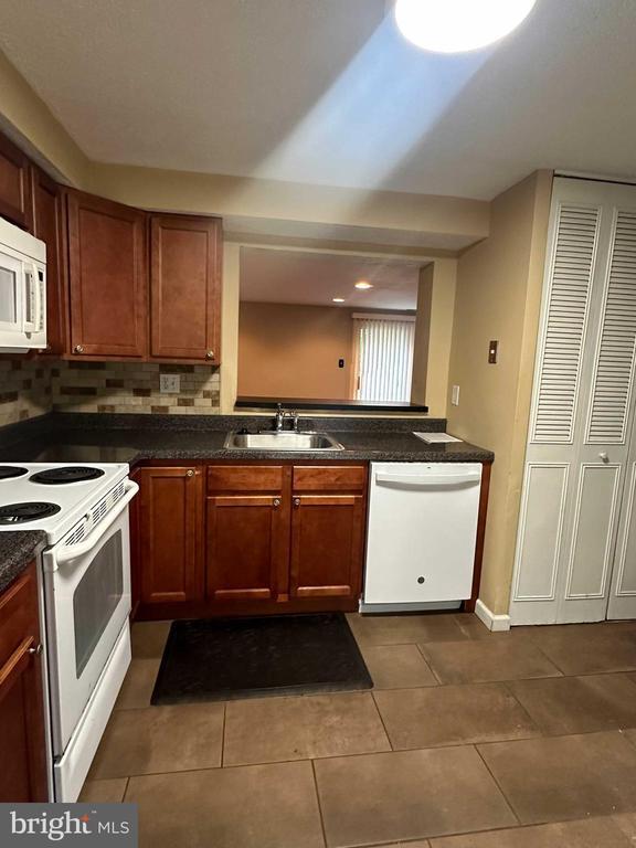 Building Photo - 27 Victoria Manor Ct