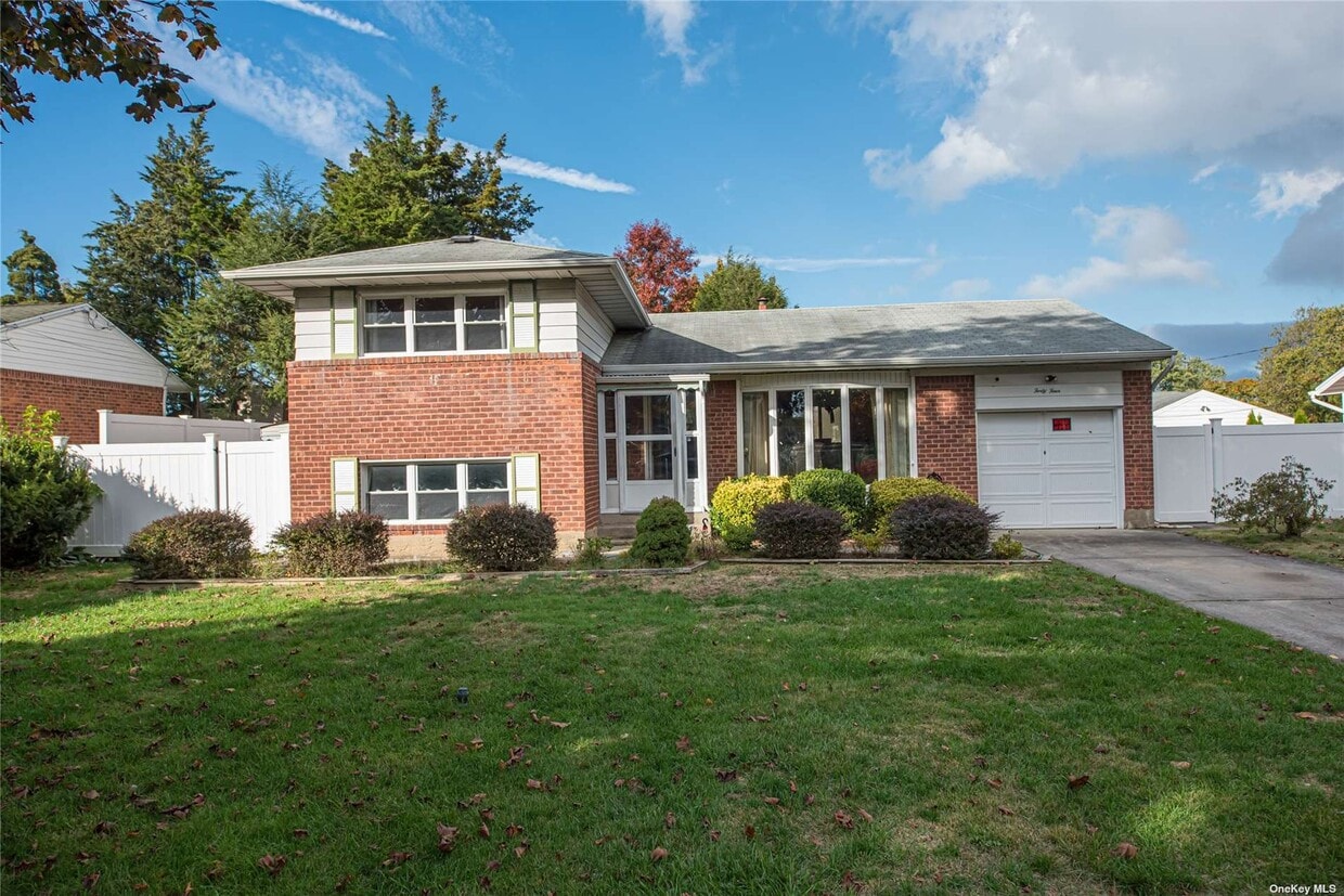 44 Delaware Ave, Commack, NY 11725 House Rental in Commack, NY