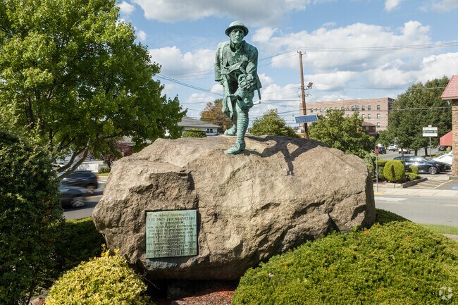 A monument in Ridgefield, NJ, honors soldiers who fought in WWI.