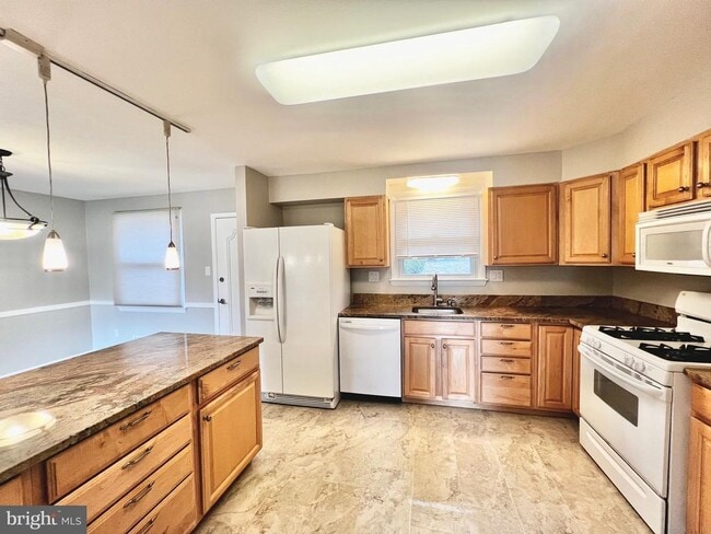 Building Photo - 5719 Rossmore Dr