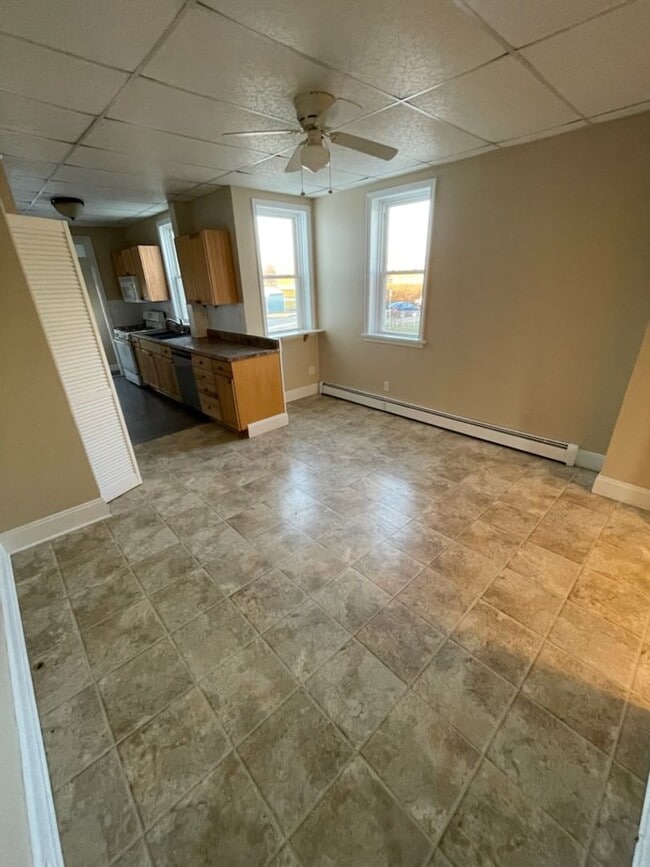 Building Photo - 3 Bedroom Available!