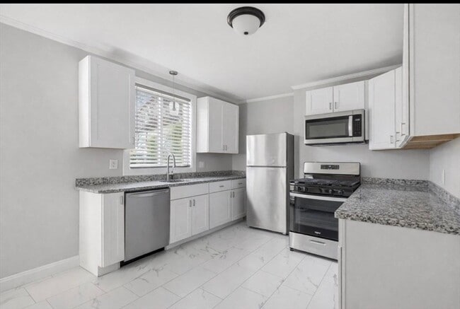 Building Photo - 28 Borden St