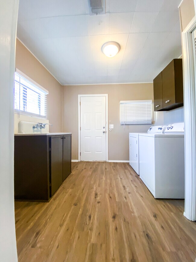 Foto del edificio - 1021 Moss St