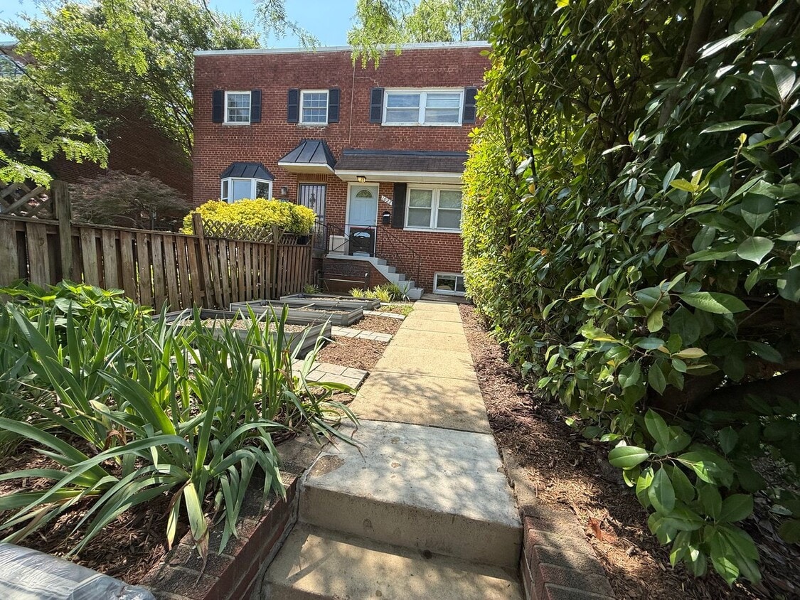 Charming and private 3BR, 2FB home located... - Charming and private 3BR, 2FB home located...
