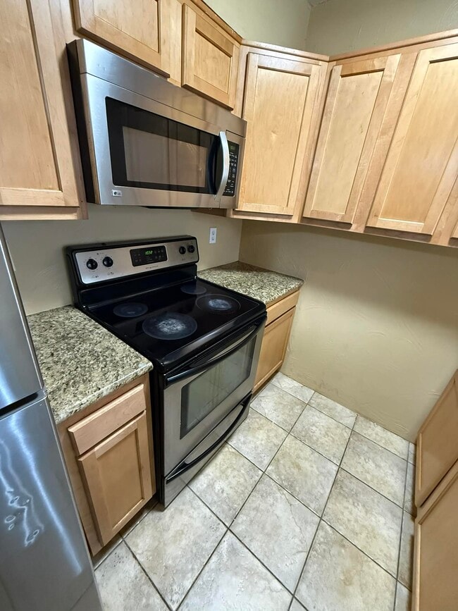 Building Photo - 931 N Euclid Ave