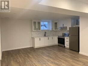 Building Photo - 528 Valhalla Cres