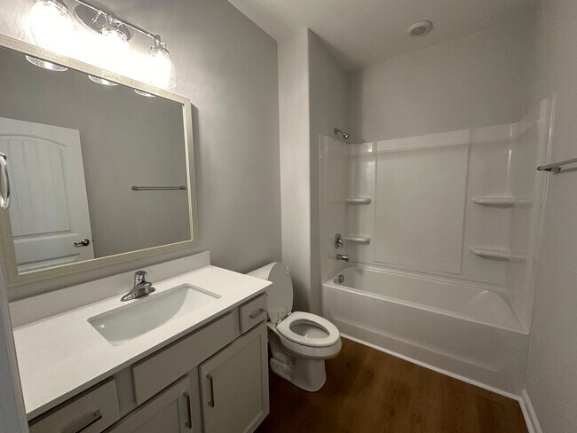 Building Photo - Large 5 bedroom 3 bath available now!!