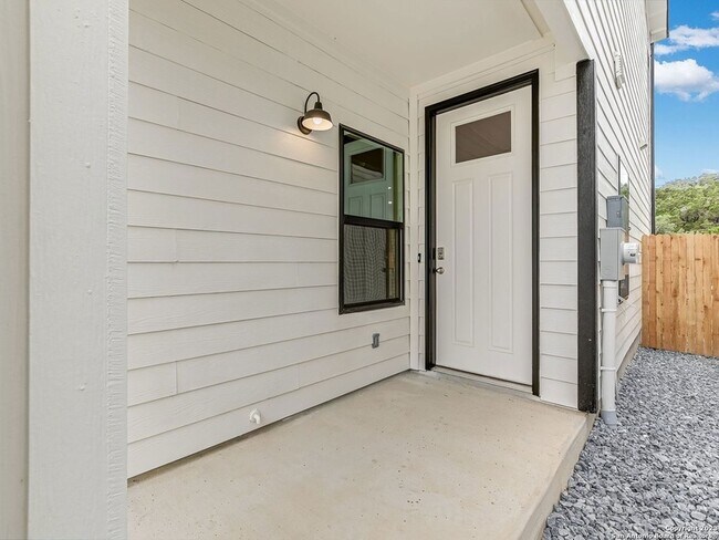 Foto del edificio - 16011 Babcock Rd