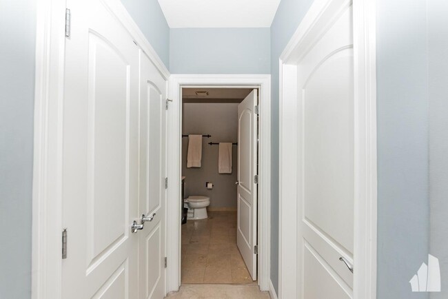 Building Photo - 2 bedroom in Chicago IL 60654