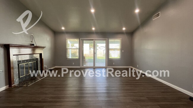 Building Photo - Updated 3 Bed 2 Bath in Spring Valley Lake!