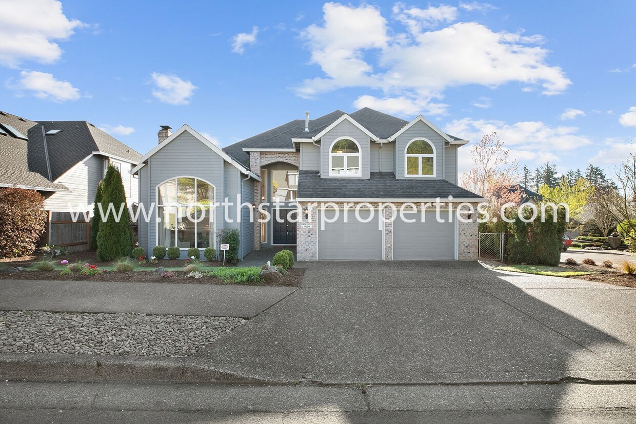 Primary Photo - Spacious Lake Oswego Traditional