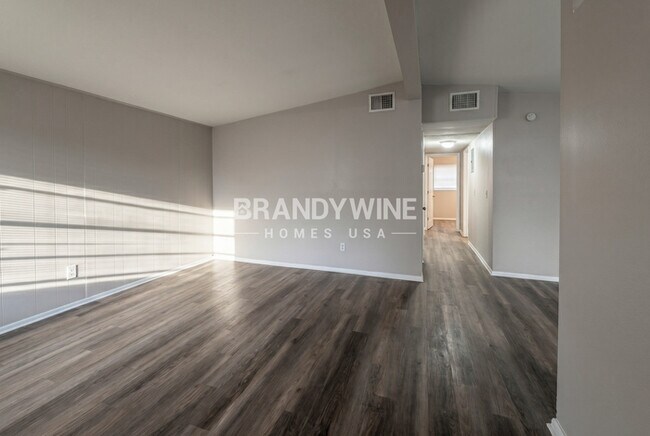 Building Photo - 1206 E Camellia Dr