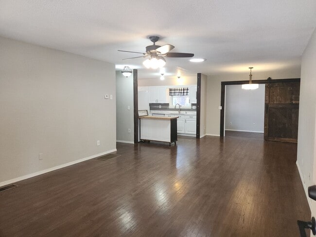 Building Photo - Updated 2 bed + bonus room / 2 bath home