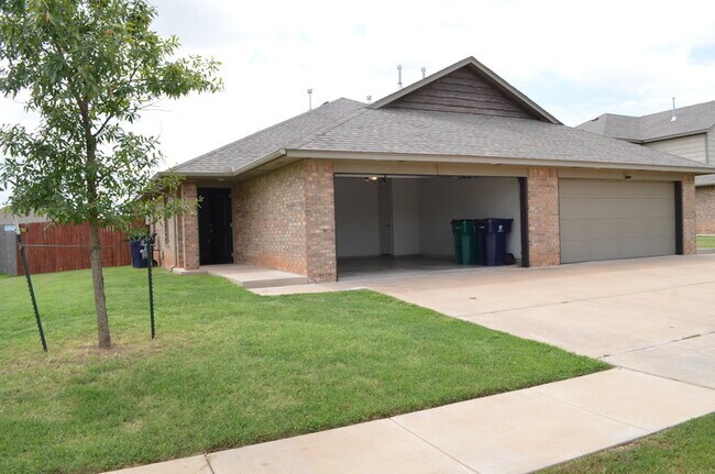Building Photo - 8812 SW 45th St