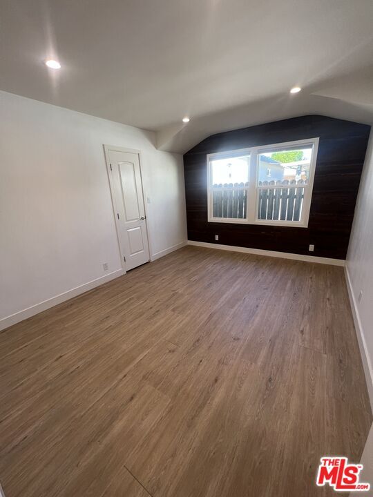 Foto del edificio - 6615 Densmore Ave