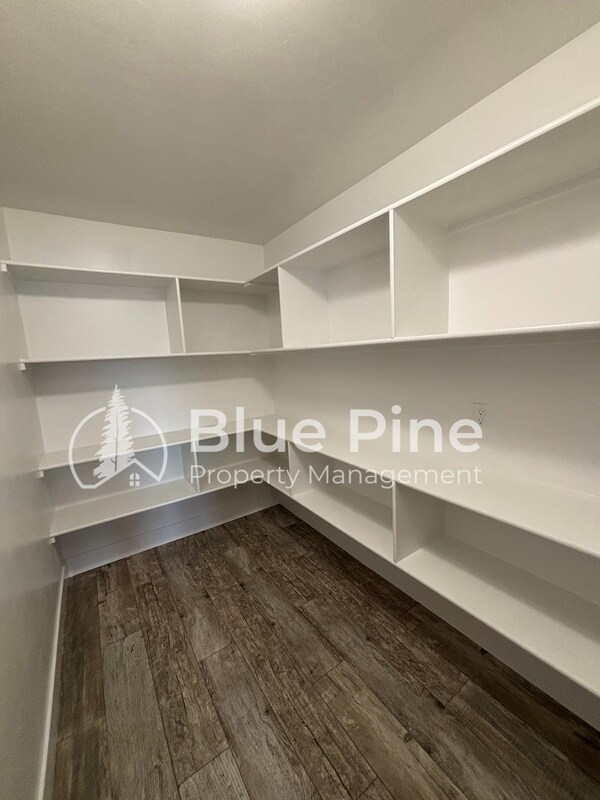 Foto del edificio - 5083 Thatcher Ave