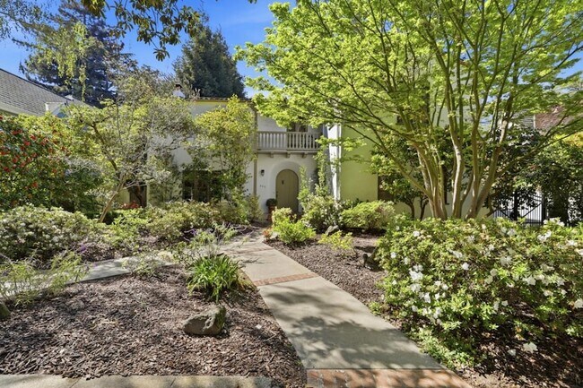 Foto del edificio - 566 E Crescent Dr