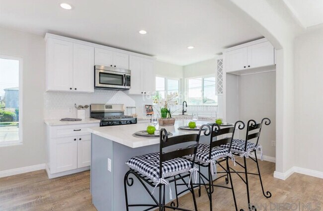 Building Photo - 451 Las Flores Terrace