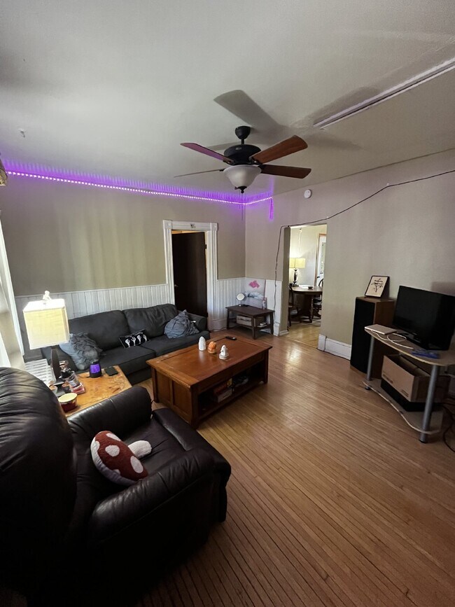 Foto del edificio - Huge 4 bed 1 bath very close to Water St. and UWEC!