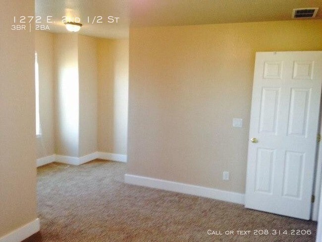 Building Photo - 2 Story 3 Bed 1 1/2 bath great location