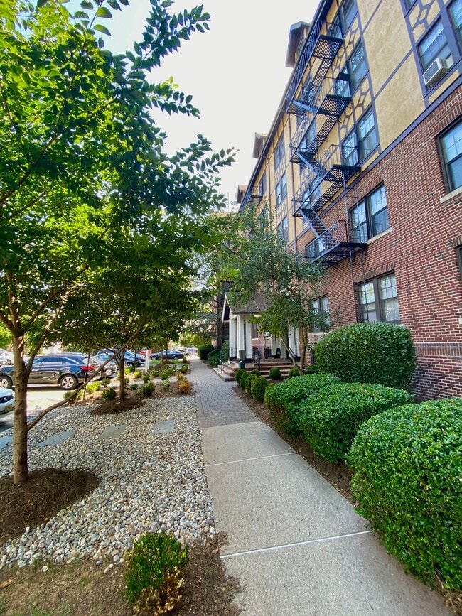 Foto del edificio - Hillside Gardens Apartment Homes