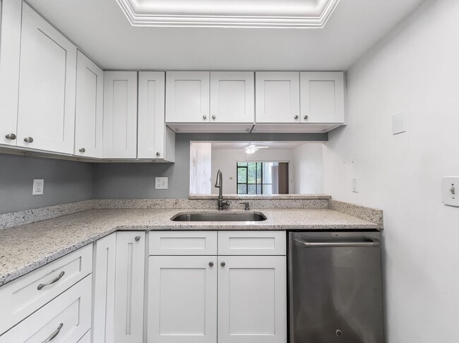 Building Photo - 2 bed 2 bath annual rental *** First floor condo *** Kings Lake Community