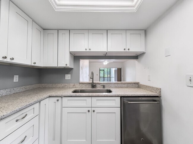 Foto del edificio - 2 bed 2 bath annual rental *** First floor condo *** Kings Lake Community