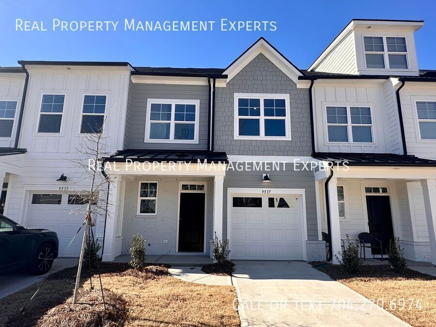 Foto principal - Charming 3BR/2.5BA Townhouse in Charlotte!