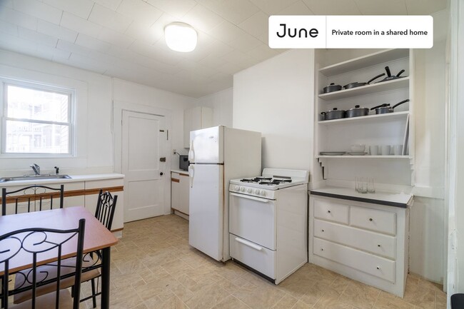 Building Photo - Private bedroom in 3 bed/1 bath Home