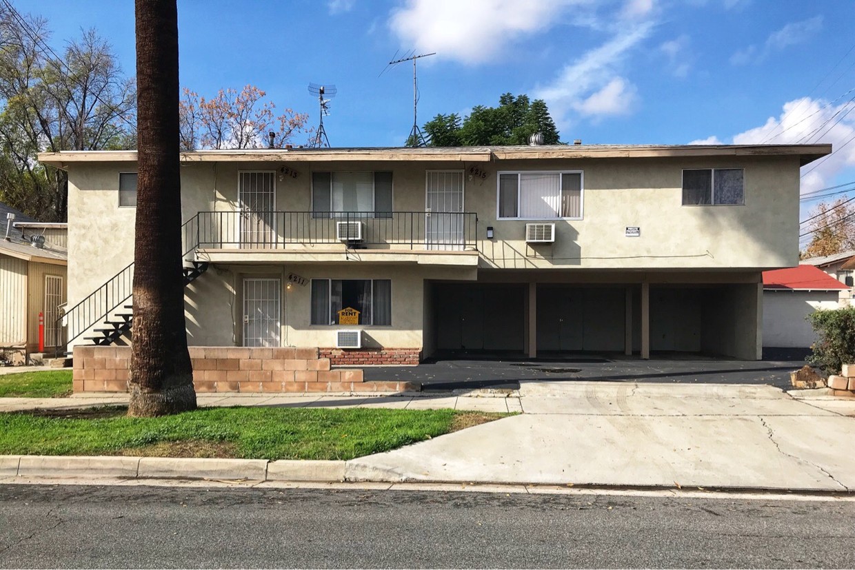 Down stairs unit with small patio - 4211 11th St