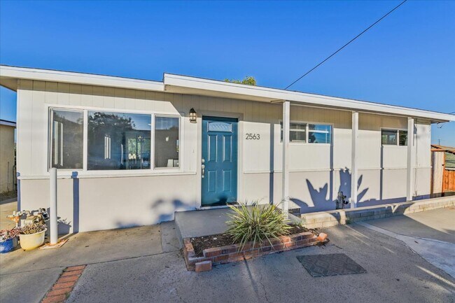 Building Photo - 2563 Roseview Pl