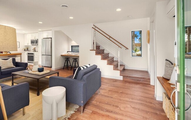 Foto del edificio - Modern Two-Bedroom House in Maple Leaf Nei...