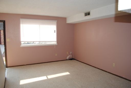 Building Photo - Make this Nice and Cozy Apartment Your Home