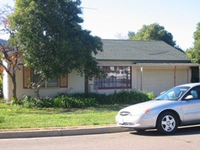 Foto del edificio - 3 Bedroom 3 Bathroom House W/ Large Yard, Near Cal Poly, Available This Summer!