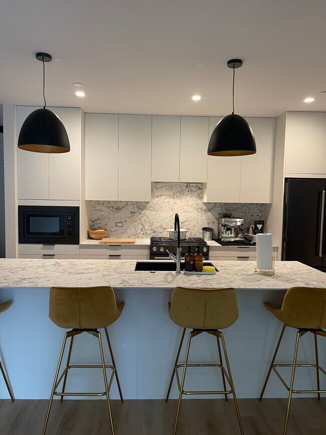 Full kitchen with Kitchen Aid appliances - 4153 W Melrose St