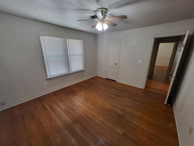 Foto del edificio - 3 bedroom 1 bathroom house with garage and...